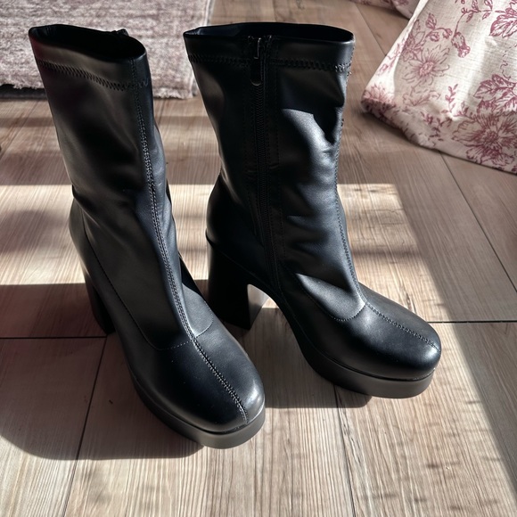 Black Platform Heeled Boots - Picture 1 of 4